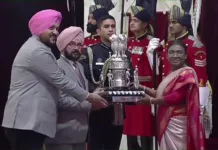 VC receiving MAKA trophy for 25th time from President of India