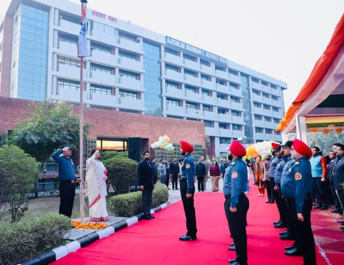 Amrapalli Das Pr. Chief Commissioner Income Tax unfurled the tricolor at Aayakar Bhawan Chandigarh