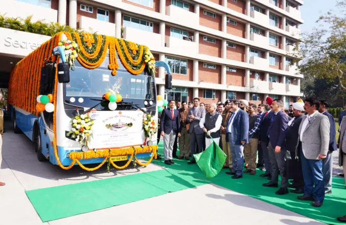 Banwarilal Purohit Governor of Punjab and Administrator UT Chandigarh, flagged off bus to Ayodhya Dham