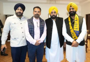 Congress district president joins AAP 