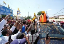 On the way to Pojewal, the area residents stopped CM Mann's convoy and showered him with flowers and support