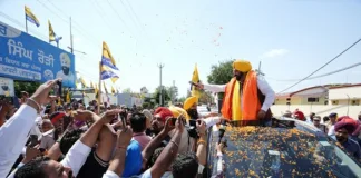 On the way to Pojewal, the area residents stopped CM Mann's convoy and showered him with flowers and support