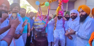 ਆਪ ਉਮੀਦਵਾਰ ਲਾਲਜੀਤ ਭੁੱਲਰ ਨੂੰ ਗੁਰਪ੍ਰੀਤ ਗੋਰਾ ਜੋਤੀਸ਼ਾਹ ਵੱਲੋ ਦੇਸ਼ੀ ਘਿਓ ਨਾਲ ਤੋਲਿਆ