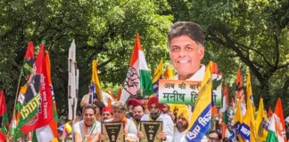 Large number of Congress, AAP workers joins Tewari during padyatra ahead of filing nomination papers