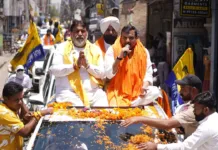 Massive road show by senior AAP leader Sanjay Singh in support of Ashok Parashar Pappi; urged people to vote on June 1