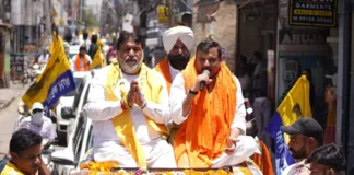 Massive road show by senior AAP leader Sanjay Singh in support of Ashok Parashar Pappi; urged people to vote on June 1