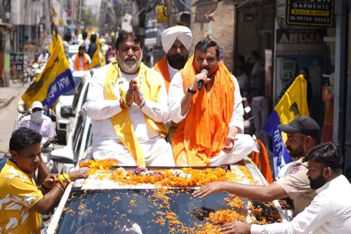 Massive road show by senior AAP leader Sanjay Singh in support of Ashok Parashar Pappi; urged people to vote on June 1