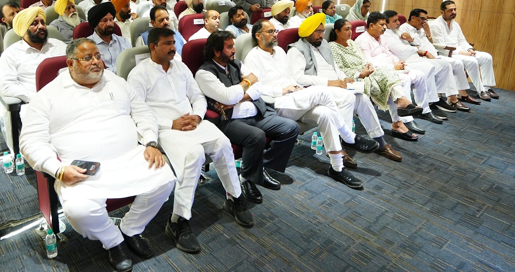 Chief Minister Bhagwant Mann held a meeting with AAP leaders of Ludhiana and Jalandhar Lok Sabha constituencies