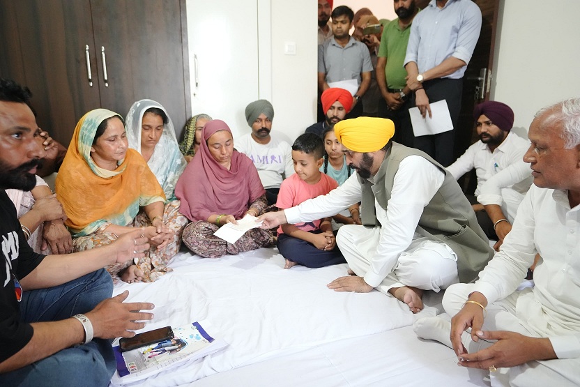 CM hands over cheque worth Rs 1 crore as financial assistance to family of martyr Naik Surinder Singh