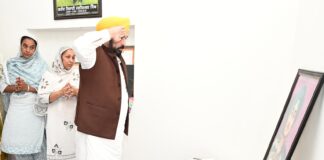 Families of two martyrs get cheque worth Rs 1 crore (each) as financial assistance from CM Mann