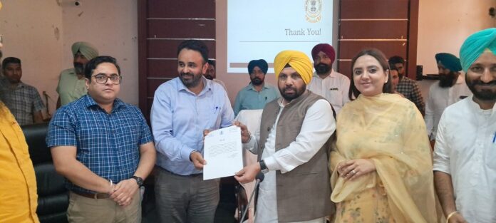 PSPCL Addl SE gets `Letter of Appreciation' from Punjab Power Minister Harbhajan Singh ETO