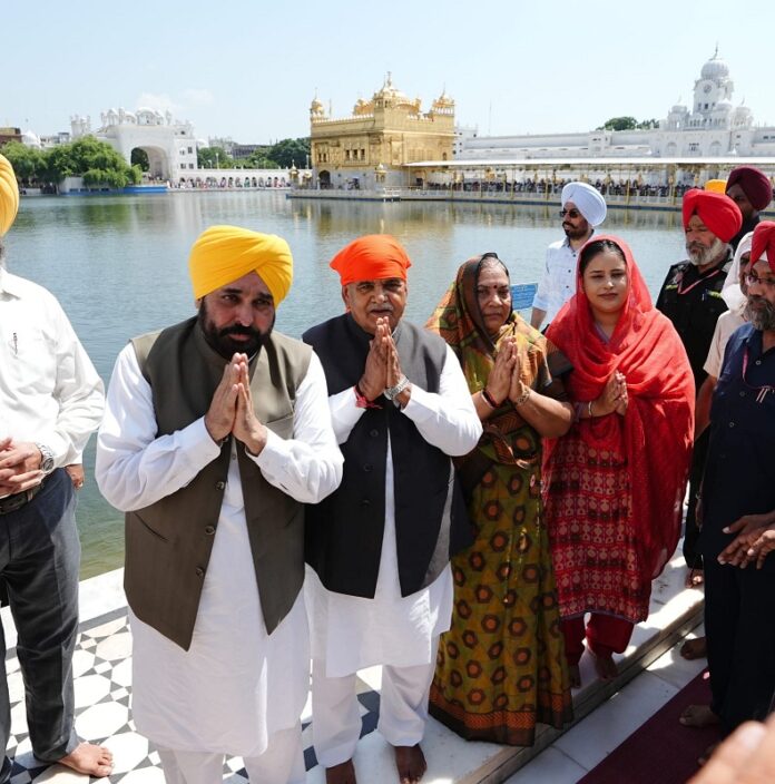 Mann becomes first CM to visit Amritsar with a Governor; both paid obeisance at Sri Harmandir Sahib and Sri Durgiana Mandir