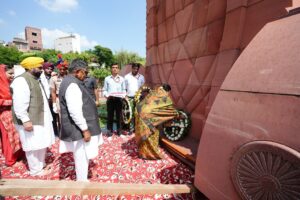 Mann becomes first CM to visit Amritsar with a Governor; both paid obeisance at Sri Harmandir Sahib and Sri Durgiana Mandir