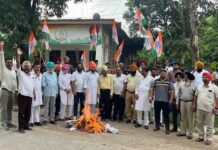 Congress workers hold protest against Modi govt, demands action against Bittu