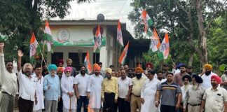 Congress workers hold protest against Modi govt, demands action against Bittu