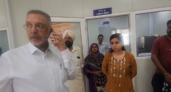 Dr. Balbir Singh conducts surprise inspection at Aam Aadmi Clinic in Patiala