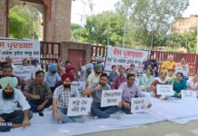 Technical Universities Teachers holding Protest over Non-Implementation of New Pay Scale by Punjab Government