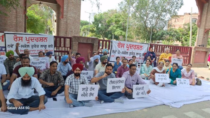 Technical Universities Teachers holding Protest over Non-Implementation of New Pay Scale by Punjab Government