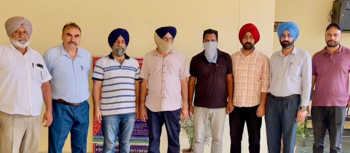 Class 1 gazetted officer, subordinate arrested by Punjab Vigilance Bureau for accepting bribe